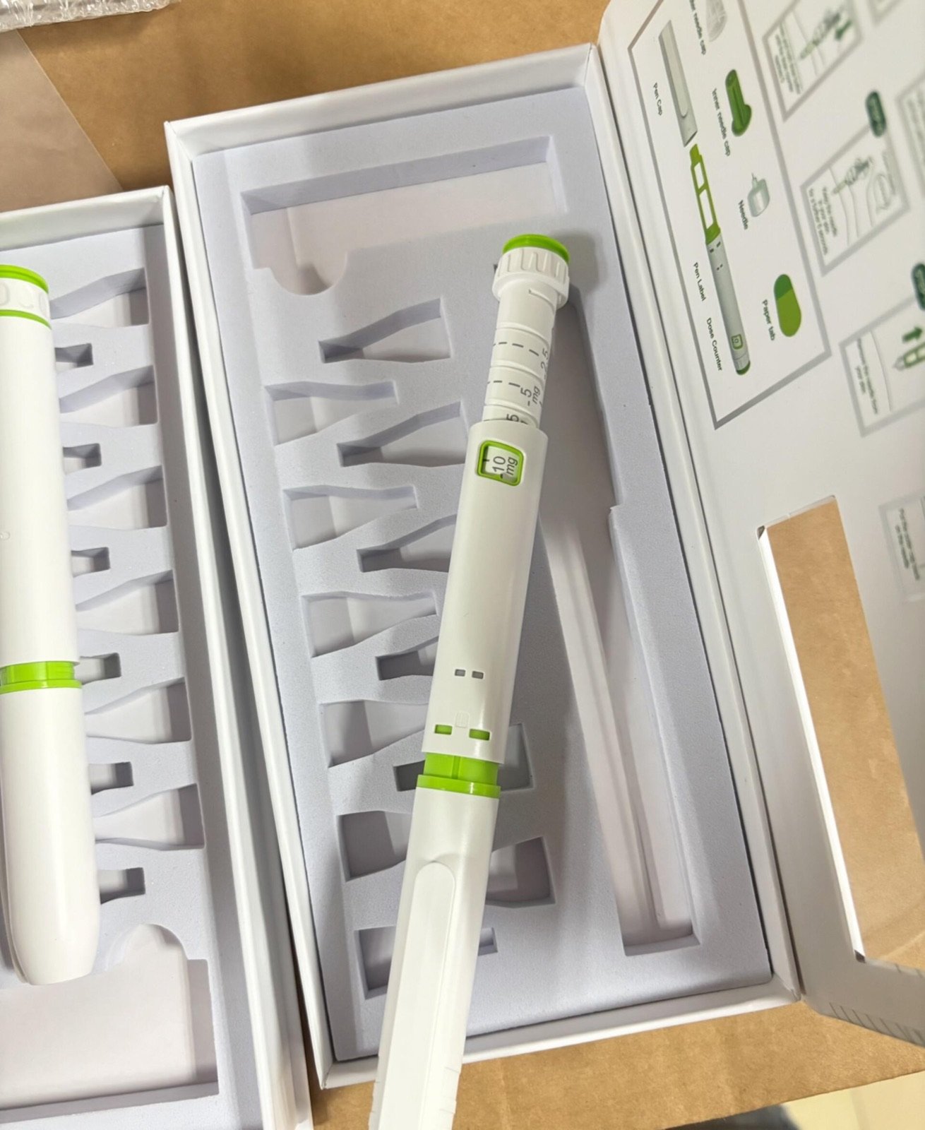 Customized pen injector sample in a fitted presentation insert