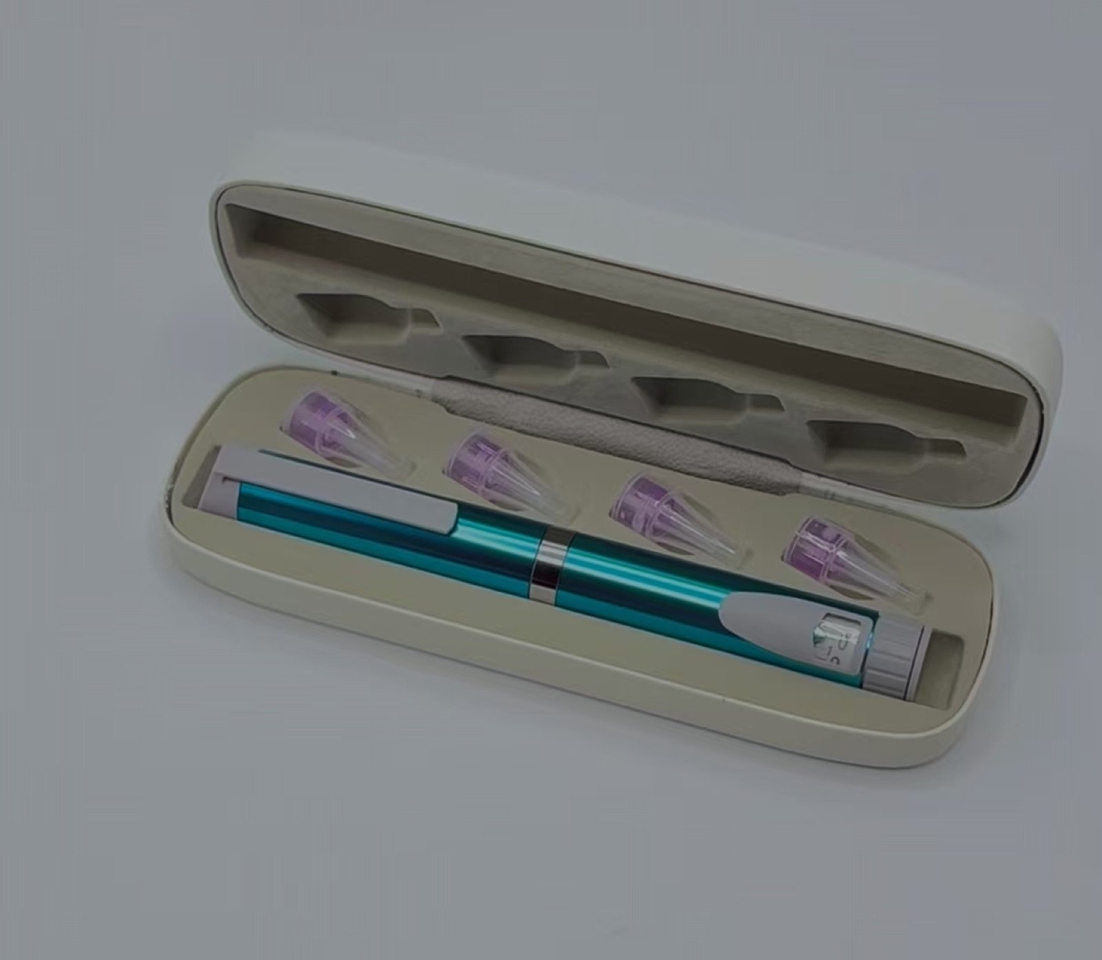 Customized metal pen injector presented with accessory pieces