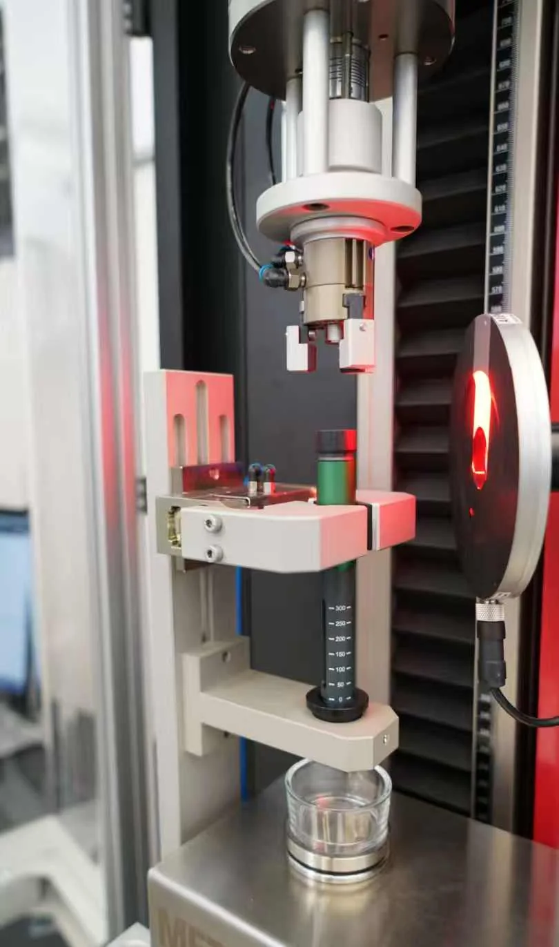 Universal force testing machine used for controlled mechanical testing